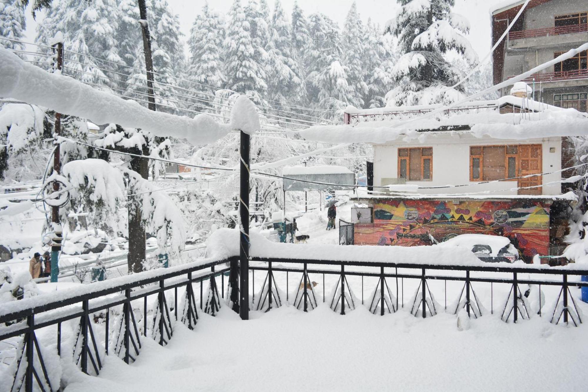 Hotel The Neelgiris à Manāli Extérieur photo