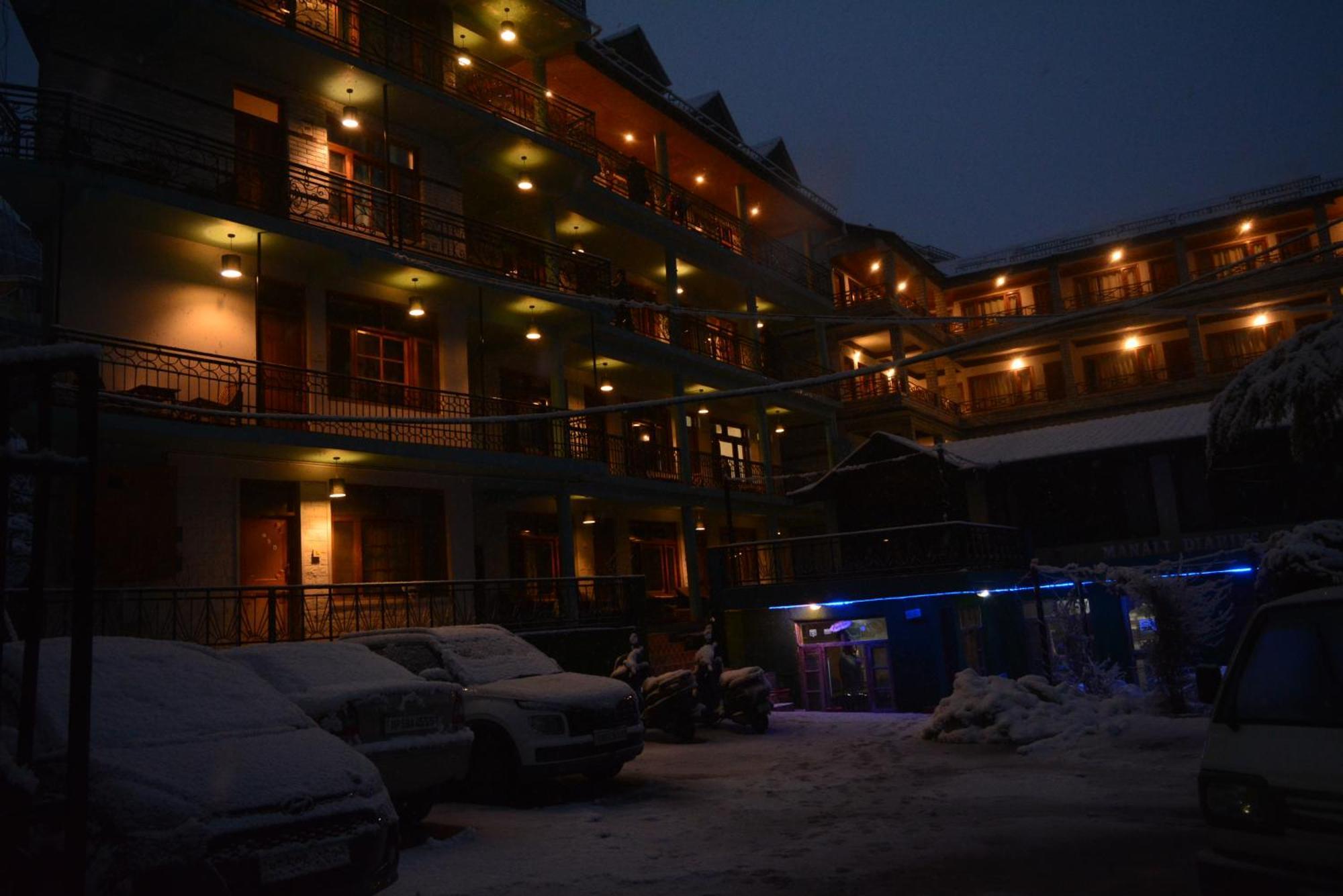 Hotel The Neelgiris à Manāli Extérieur photo