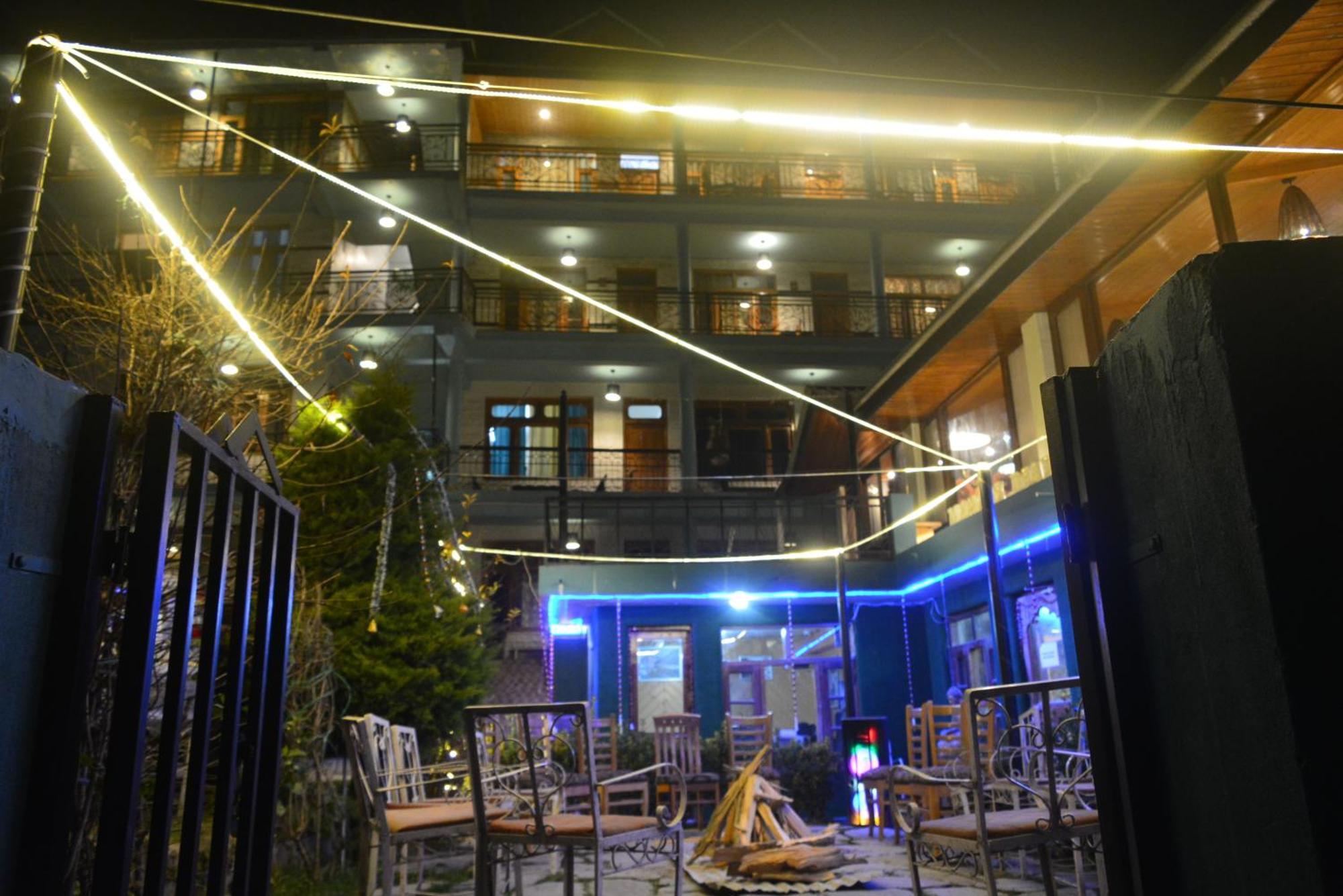 Hotel The Neelgiris à Manāli Extérieur photo