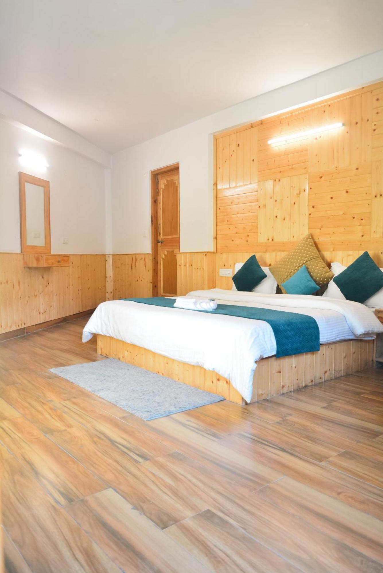 Hotel The Neelgiris à Manāli Extérieur photo