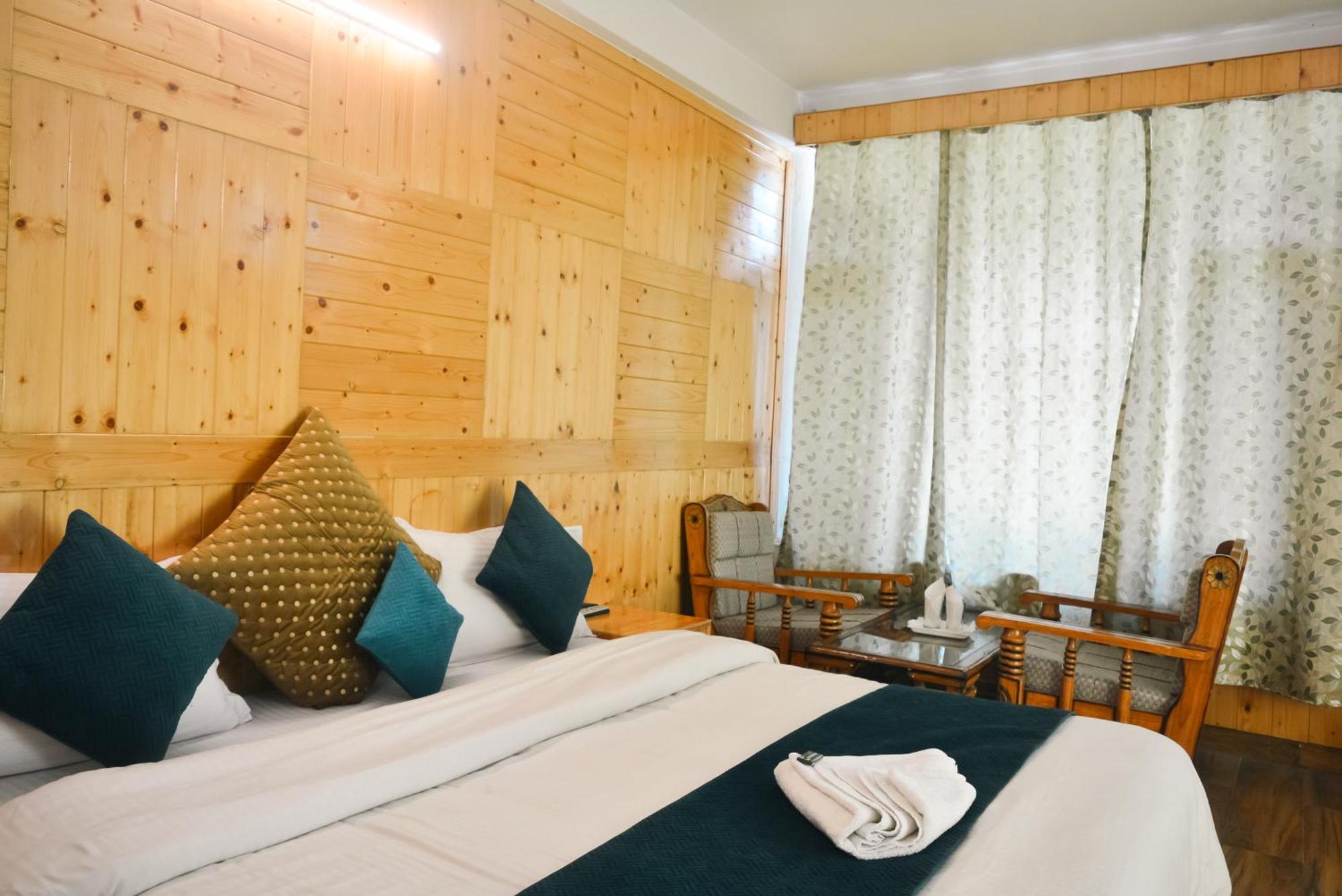 Hotel The Neelgiris à Manāli Extérieur photo