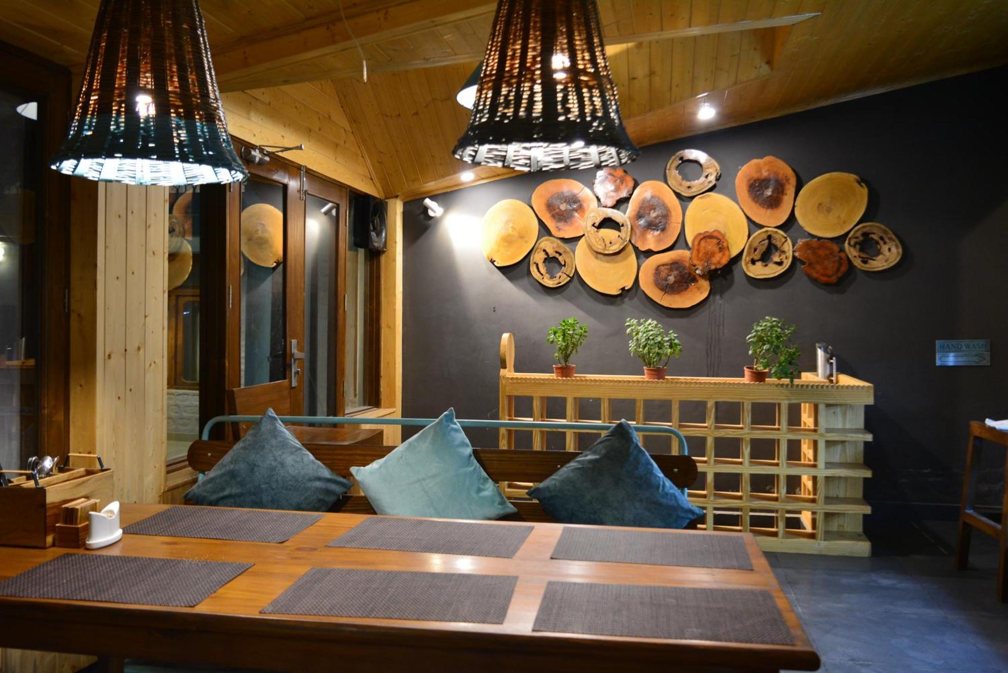 Hotel The Neelgiris à Manāli Extérieur photo