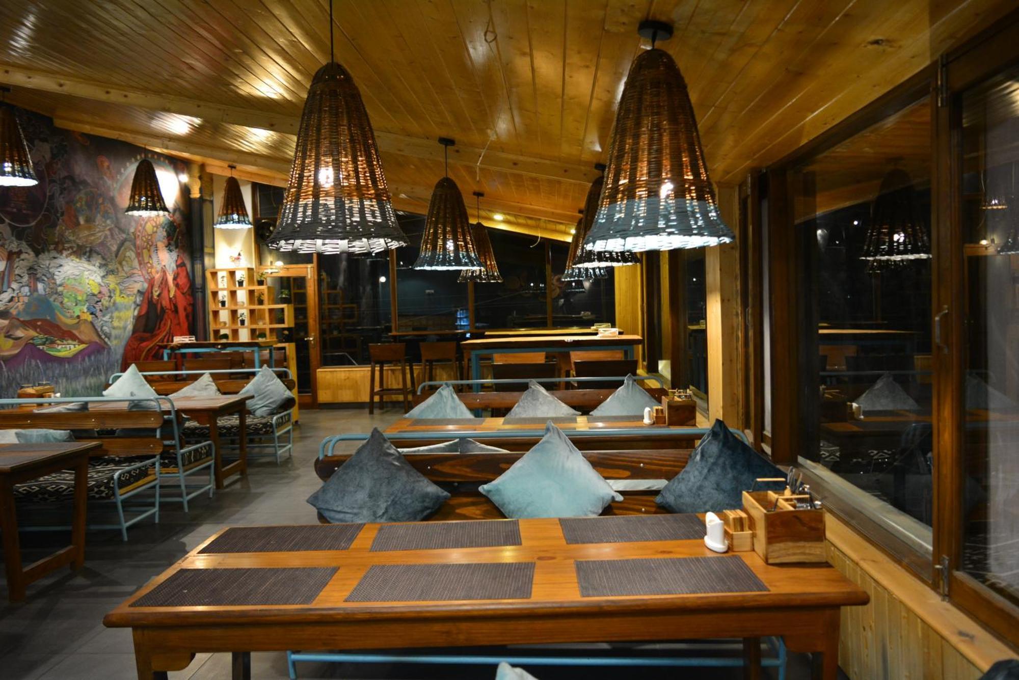 Hotel The Neelgiris à Manāli Extérieur photo